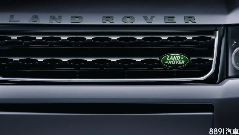 New Freelander 2 Dark Atlas特仕版加入了包括Dark Atlas專屬灰銀水箱護罩、Dark Atlas專屬灰銀車側鰭孔以及Dark Atlas專屬5幅式灰影色17吋鋁圈的Dark Atlas專屬外觀套件，配合車身同色的後視鏡、前後下氣壩及車身側裙，讓Freelander 2 Dark Atlas特仕版更加內斂動感。