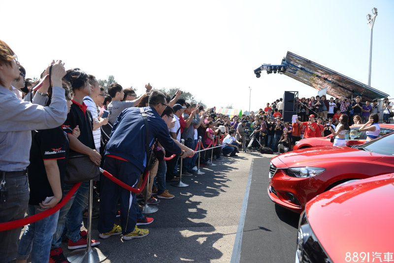右駕版All New Mazda3驚豔現身,吸引許多Mazda3現任車主駐足圍觀,現場閃光燈不斷。 右駕版All New Mazda3驚豔現身,吸引許多Mazda3現任車主駐足圍觀,現場閃光燈不斷。