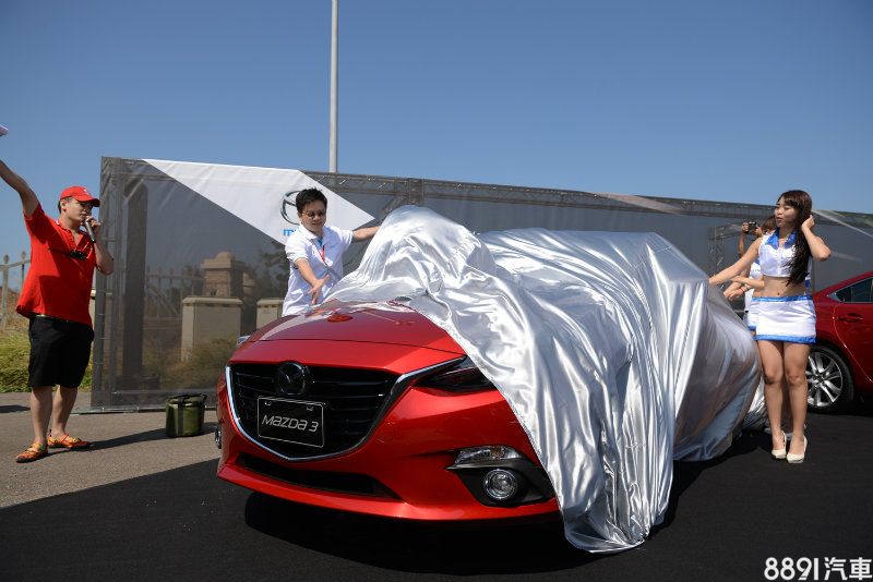 台灣馬自達行銷部部長賴信宏先生與工作人員一同為活動當天最吸睛的右駕版All New Mazda3揭幕。 台灣馬自達行銷部部長賴信宏先生與工作人員一同為活動當天最吸睛的右駕版All New Mazda3揭幕。