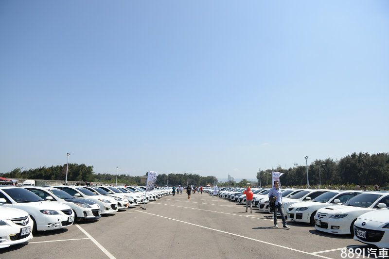 共計有超過900輛各代Mazda3及超過1800位車友們湧進台中港參與活動,場面壯觀。 共計有超過900輛各代Mazda3及超過1800位車友們湧進台中港參與活動,場面壯觀。