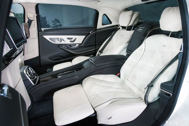 Mercees-Maybach S 600標配雙獨立後座椅，附可收納摺疊桌，媲美陸上頭等艙般享受。