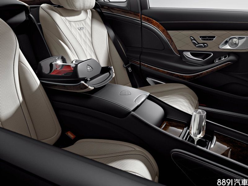 選搭後座中央冰箱與香檳杯架更增移動行宮般的極致享受