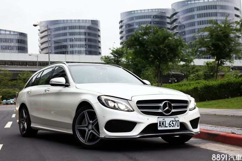 C250Estate標準搭載的AMGLine風格套件,呈現出來的運動化效果顯而易見。 C250Estate標準搭載的AMGLine風格套件,呈現出來的運動化效果顯而易見。