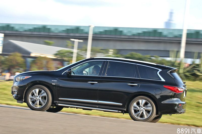 QX60 Hybrid的加速感受相當線性,飽滿但卻不會過度唐突失禮。 QX60 Hybrid的加速感受相當線性,飽滿但卻不會過度唐突失禮。