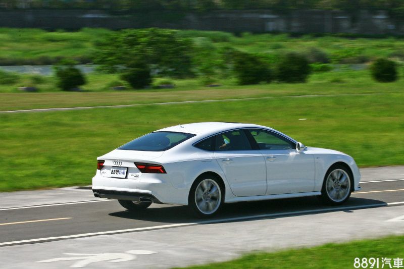 受惠於四輪驅動系統,A7 Sportback 50 TFSI Quattro擁有相當親和且又奔放的熱血駕馭感受。 受惠於四輪驅動系統,A7 Sportback 50 TFSI Quattro擁有相當親和且又奔放的熱血駕馭感受。