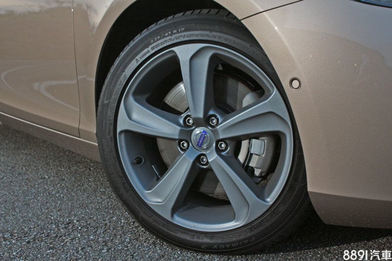 225/45 R17的配胎是T3旗艦版標配，入門的豪華版則為205/55 R16。