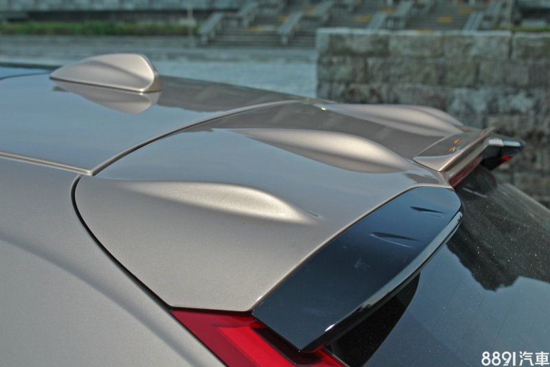 由於試駕車另外添加運動化外觀套件，因此具備這組漂亮的雙色尾翼。
