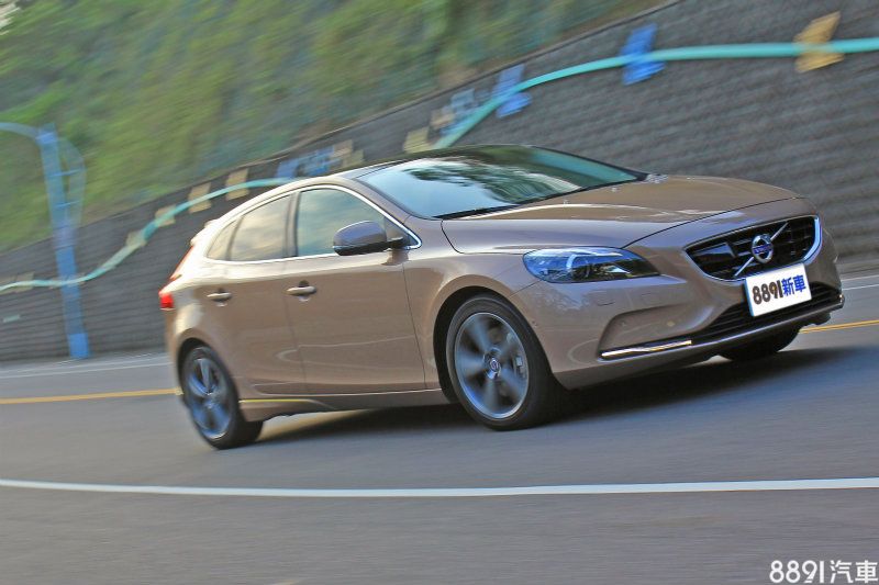 現行V40其實循跡表現相當不錯，兼顧俐落身手以及均衡駕馭感受。