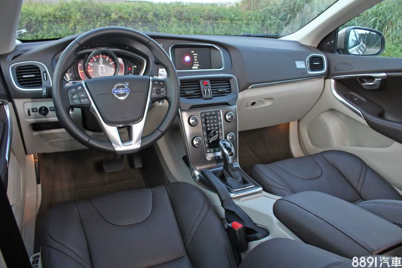 上棕下米的雙色化座艙鋪陳，提供溫馨舒適且具質感的視覺感受。