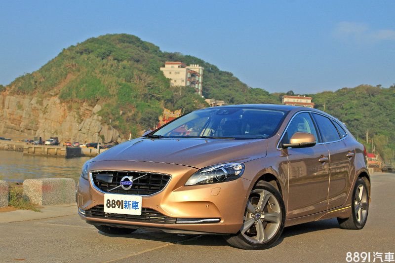 雖然馬力退步但油耗與加速反倒進化，讓V40 T3依舊保有十足的競爭力。