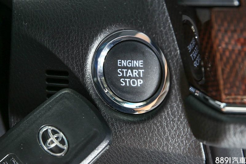 Smart Entry車門啓閉系統、Push Start引擎啟動系統、原廠防盜晶片系統三大配備,不僅透過科技讓用車更為便利,也增加了車輛防盜等級。 Smart Entry車門啓閉系統、Push Start引擎啟動系統、原廠防盜晶片系統三大配備,不僅透過科技讓用車更為便利,也增加了車輛防盜等級。