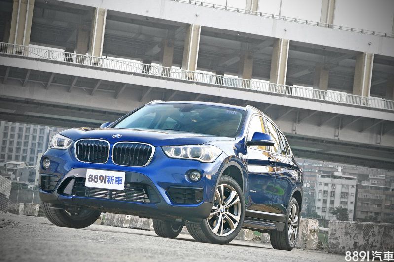 全新世代X1擁有更接近家族SUV的厚實感,也讓車格彷彿跟著放大。 全新世代X1擁有更接近家族SUV的厚實感,也讓車格彷彿跟著放大。