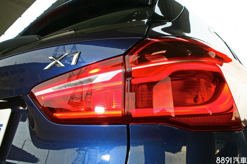尾燈組設計與2 Series Active Tourer頗為神似,由此可看出系出同源的身份。 尾燈組設計與2 Series Active Tourer頗為神似,由此可看出系出同源的身份。