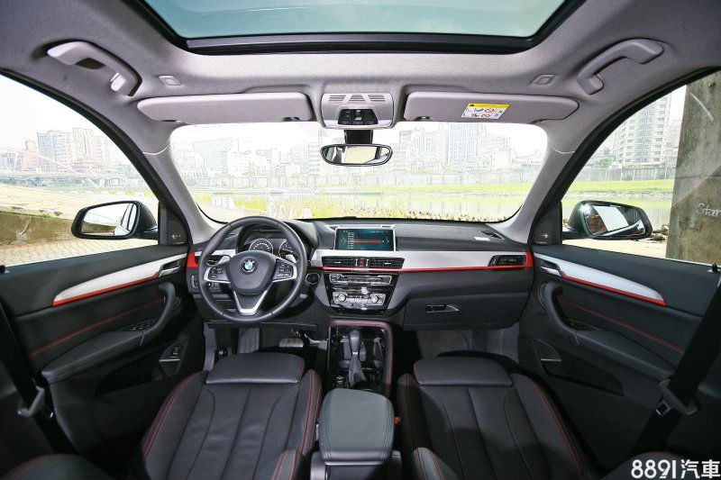 車室內延續新世代小型BMW既有觀感,以平直線條為主要構成元素。 車室內延續新世代小型BMW既有觀感,以平直線條為主要構成元素。