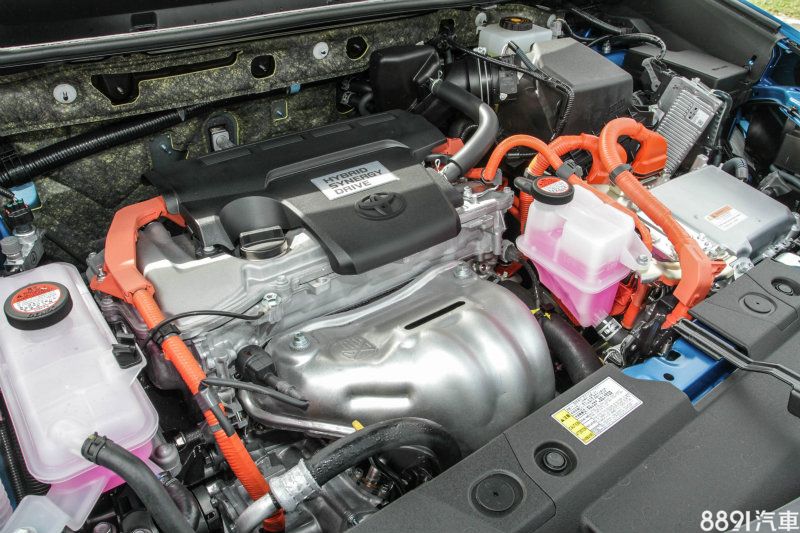 RAV42.5 Hybrid尊爵型搭載2AR-FXE的2.5升Atkinson循環引擎,搭配電動馬達與鎳氫電池,綜效輸出可達197hp。 RAV42.5 Hybrid尊爵型搭載2AR-FXE的2.5升Atkinson循環引擎,搭配電動馬達與鎳氫電池,綜效輸出可達197hp。