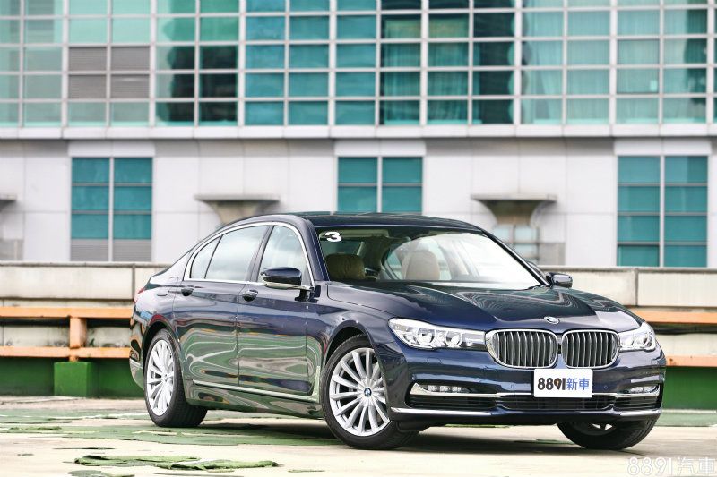 全新世代7 Series以更霸氣樣貌、奢豪座艙、炫目科技以及沈靜行路全方位再度進化,企圖打造旗艦房車全新標竿。 全新世代7 Series以更霸氣樣貌、奢豪座艙、炫目科技以及沈靜行路全方位再度進化,企圖打造旗艦房車全新標竿。