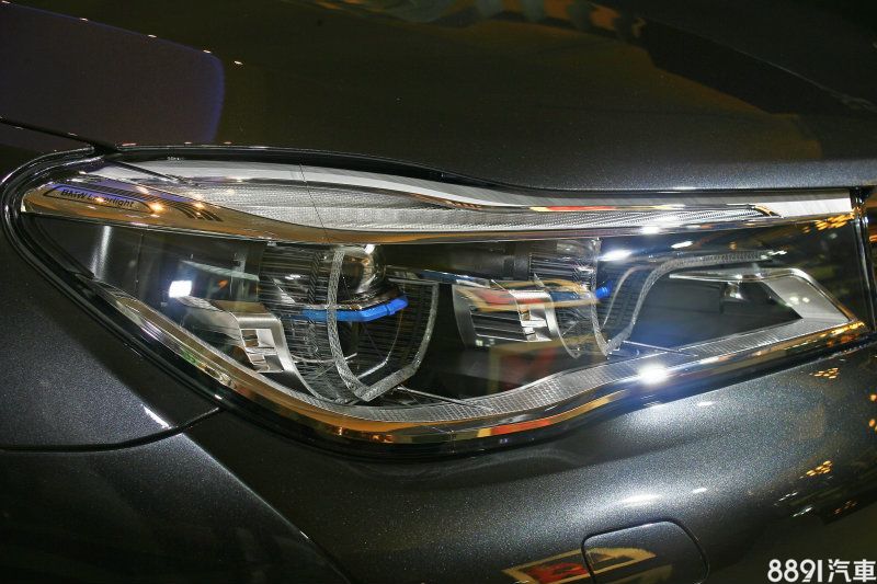 全新7 Series科技配備應有盡有,甚至還有開創汽車照明新視野的雷射頭燈可選。 全新7 Series科技配備應有盡有,甚至還有開創汽車照明新視野的雷射頭燈可選。