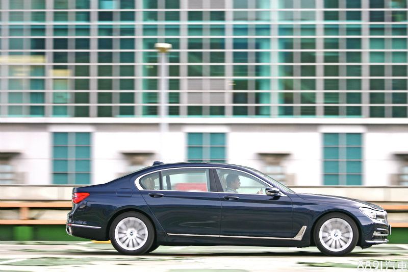 儘管軸距維持與改款前相同,但全車改以碳纖維車體架構,因此讓車身重量大幅減輕。 儘管軸距維持與改款前相同,但全車改以碳纖維車體架構,因此讓車身重量大幅減輕。