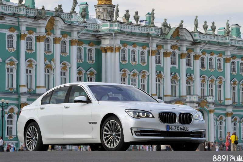 上一代7 Series較新車來得短了些,同時車高也較為延伸。 上一代7 Series較新車來得短了些,同時車高也較為延伸。
