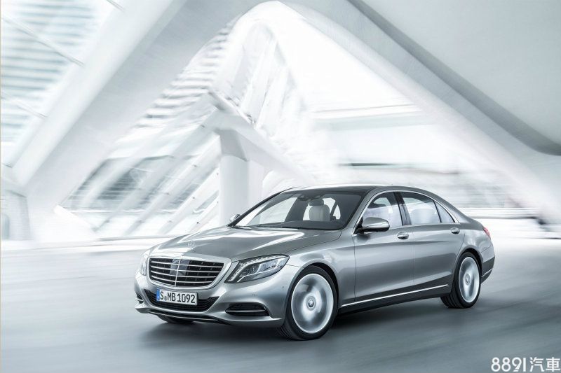 全新7 Series的主要對手當然會是Mercedes-Benz的S-Class,加上Maybach車型後售價由469萬元至1198萬元不等。 全新7 Series的主要對手當然會是Mercedes-Benz的S-Class,加上Maybach車型後售價由469萬元至1198萬元不等。