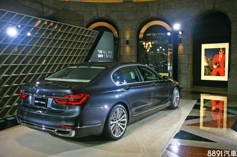 其實這級豪華大車已不能用世俗購車眼光觀之,誰更符合買家眼緣將會是更重要的出線條件。 其實這級豪華大車已不能用世俗購車眼光觀之,誰更符合買家眼緣將會是更重要的出線條件。