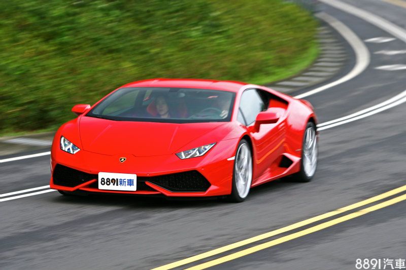 將駕馭模式置入Sport,此刻Huracan LP610-4有如脫韁的野馬,足以盡情滿足你的征服欲。 將駕馭模式置入Sport,此刻Huracan LP610-4有如脫韁的野馬,足以盡情滿足你的征服欲。
