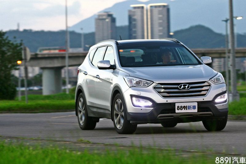 Santa Fe 2.2 e-VGT擁有優異扭力,但加速感受卻被調得平順且線性。 Santa Fe 2.2 e-VGT擁有優異扭力,但加速感受卻被調得平順且線性。