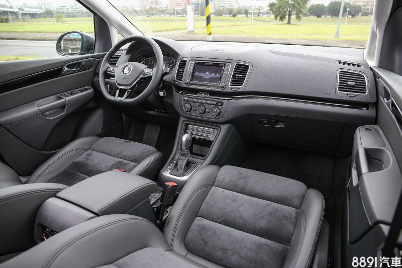 座艙內格局與過去車款大抵相同，以工整的走向帶出簡潔俐落的視覺感受。