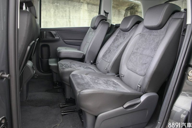 第二排座椅具備前後滑移與椅背角度調整功能。