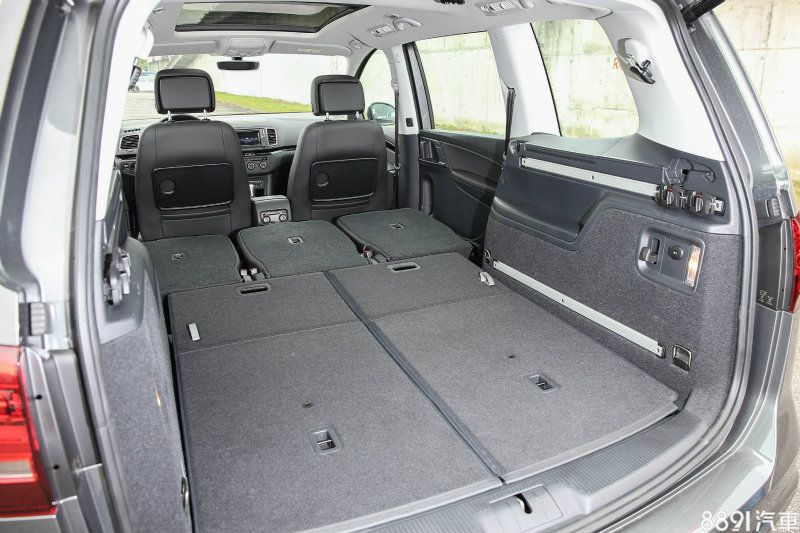 透過第二排與第三排座椅的快速收納機制，可讓後廂置物容積迅速的於300公升至2297公升間彈性調整。