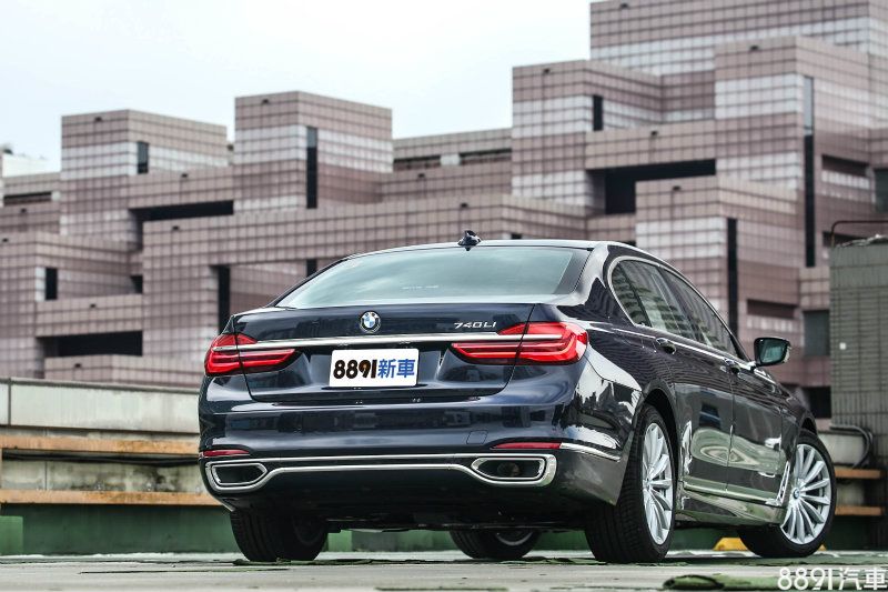 740Li Luxury外觀上充分延續BMW近年來的新世代設計語彙,並在大器格局中,融入時代新意與運動跑格。 740Li Luxury外觀上充分延續BMW近年來的新世代設計語彙,並在大器格局中,融入時代新意與運動跑格。