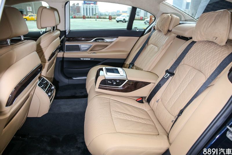 與上世代車型相同的3210m軸距長度,依舊提供十分寬裕的後座乘坐空間。 與上世代車型相同的3210m軸距長度,依舊提供十分寬裕的後座乘坐空間。