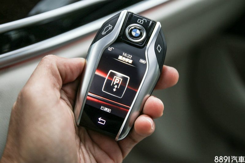 BMW智慧型鑰匙導入觸控式螢幕,如7系列專屬智慧型手機般,車輛主要資訊皆會顯示其上。 BMW智慧型鑰匙導入觸控式螢幕,如7系列專屬智慧型手機般,車輛主要資訊皆會顯示其上。