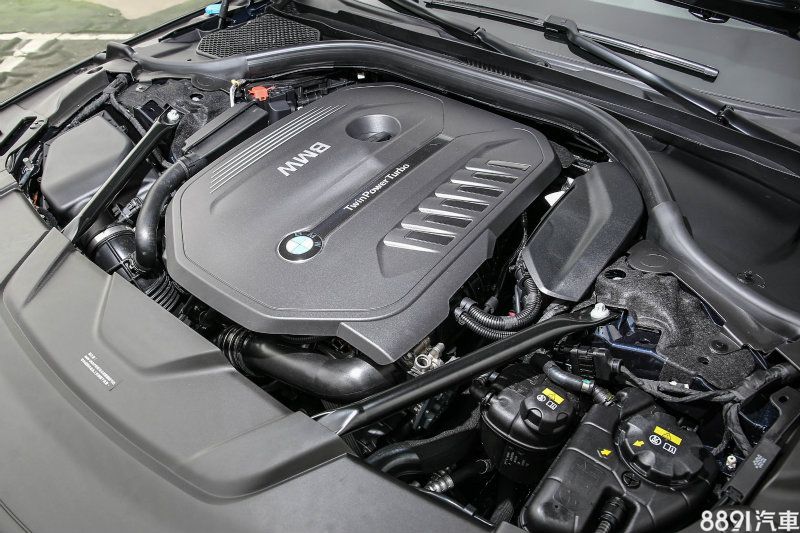 740Li Luxury搭載代號B58的3.0升TwinPower Turbo汽油引擎,具備326hp/450Nm動力表現。 740Li Luxury搭載代號B58的3.0升TwinPower Turbo汽油引擎,具備326hp/450Nm動力表現。