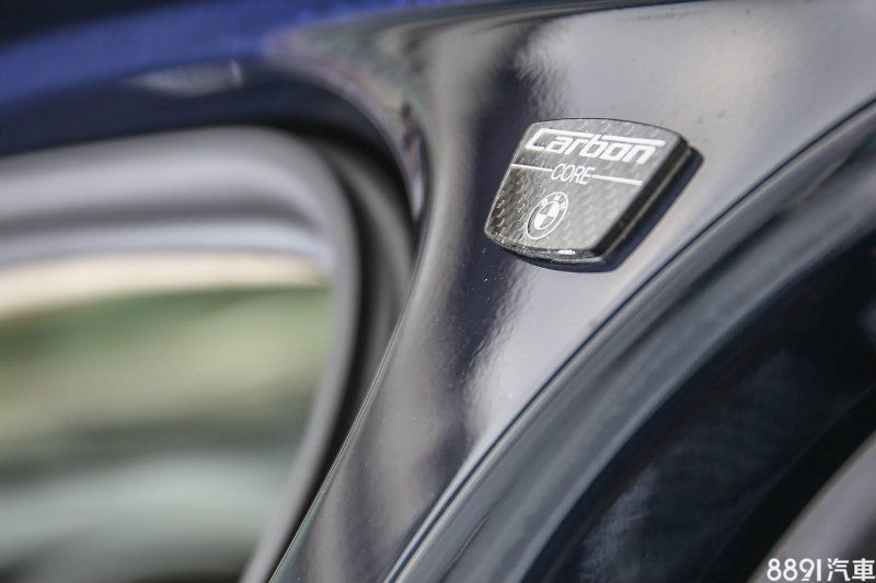 CFRP碳纖維強化塑料複合式車體結構將此車長達5238mm的龐然大物車重控制在1770kg的程度。 CFRP碳纖維強化塑料複合式車體結構將此車長達5238mm的龐然大物車重控制在1770kg的程度。