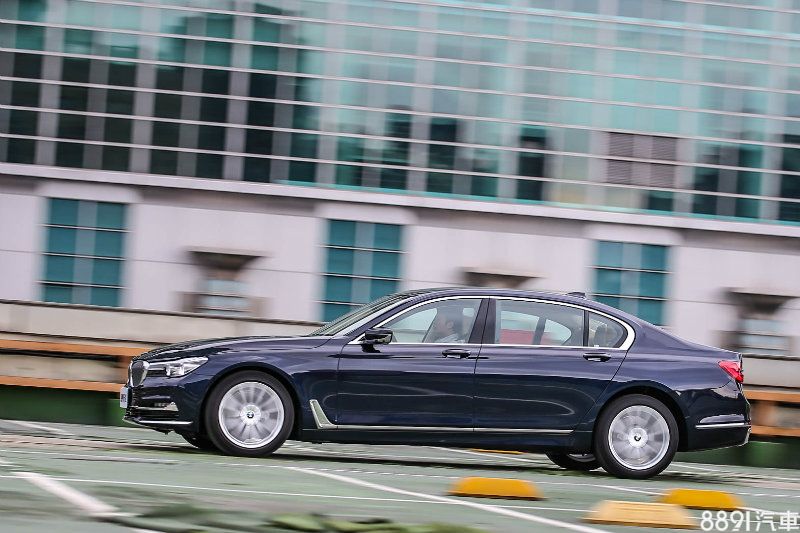 原廠數據顯示740Li Luxury可於5.6秒完成0-100km/h加速過程,實際體驗可充分感受此強悍的加速力道。 原廠數據顯示740Li Luxury可於5.6秒完成0-100km/h加速過程,實際體驗可充分感受此強悍的加速力道。