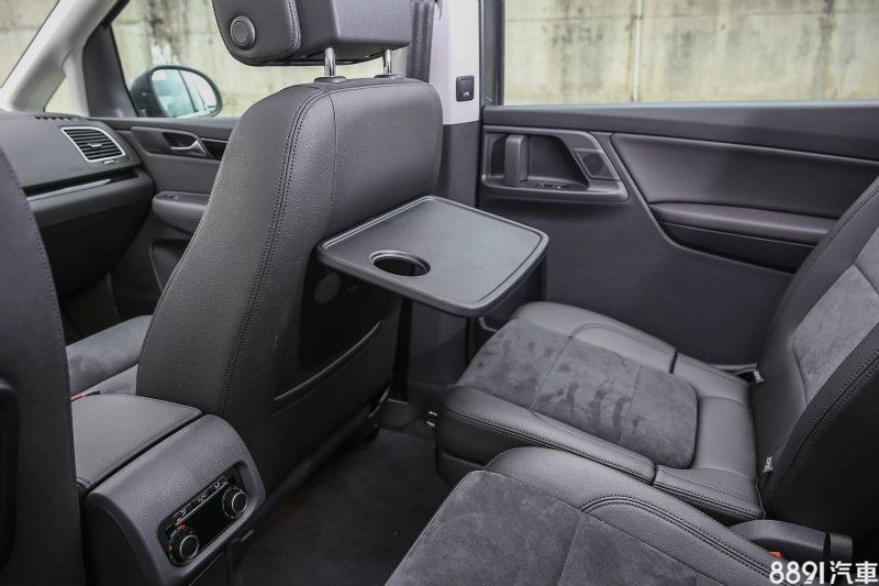 前座椅背具備折疊桌功能。