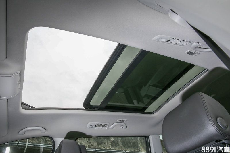 全景式天窗提供了出遊時最棒的美景良伴。