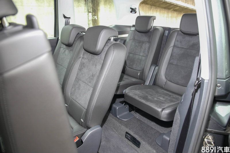 第三排乘坐空間透過第二排座椅的快速拉桿可讓第二排座椅以大角度的前移方式便利第三排乘客進出。