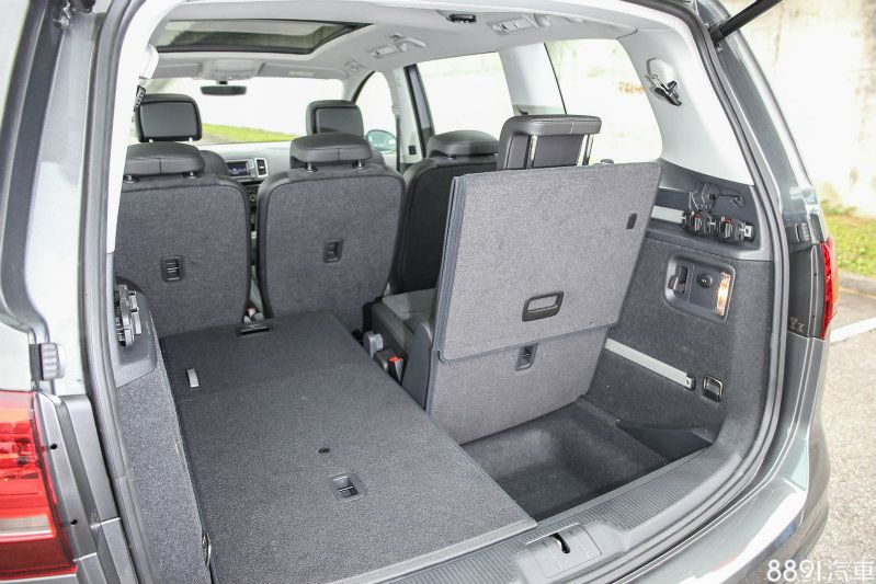 第三排座椅收納機制相當易於控制，平時不用時可收納行程平整的置物空間。