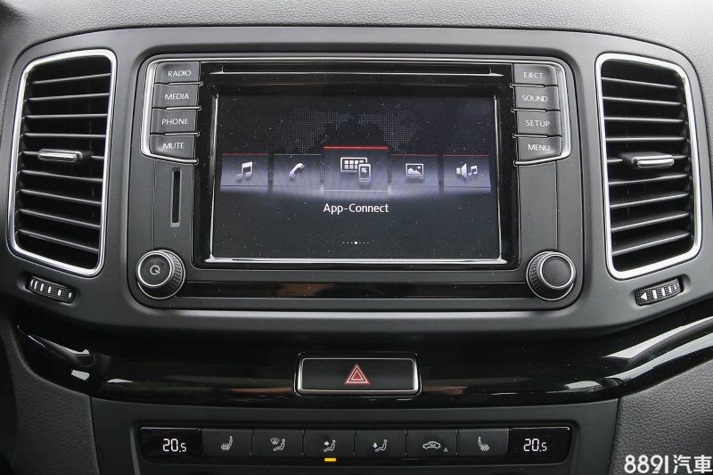 座艙內主要改變為中控台導入6.5吋Composition media資訊娛樂系統，整合了藍牙、USB、SD卡、MP3格式讀取及單片CD等多種功能。