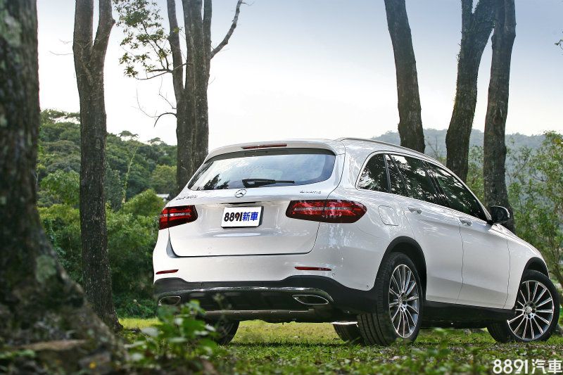 全新GLC以更加成熟完滿的表現,企圖重回中型LSUV戰局力抗對手。 全新GLC以更加成熟完滿的表現,企圖重回中型LSUV戰局力抗對手。