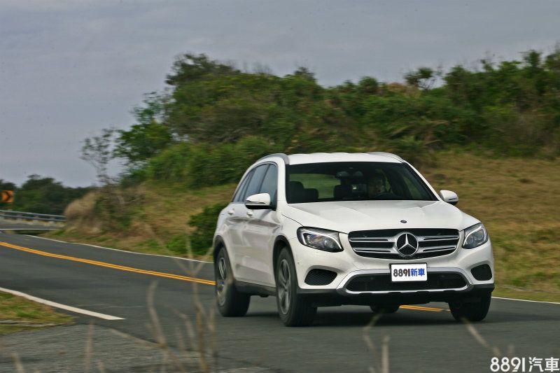 大改款GLC擁有更寬也更長的車身格局,但車高則明顯降低,形塑更霸氣格局。 大改款GLC擁有更寬也更長的車身格局,但車高則明顯降低,形塑更霸氣格局。