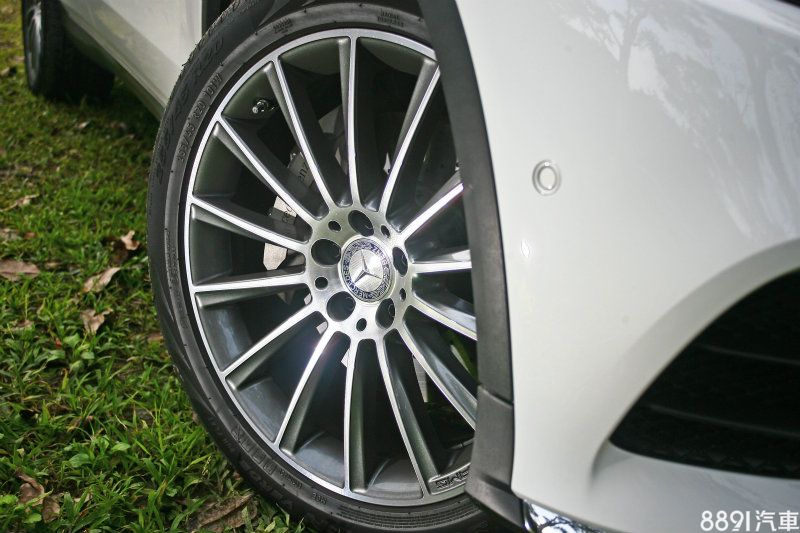 我們所試駕最頂級的GLC 250 AMG Line標配255/45 R20大尺碼跑胎。 我們所試駕最頂級的GLC 250 AMG Line標配255/45 R20大尺碼跑胎。