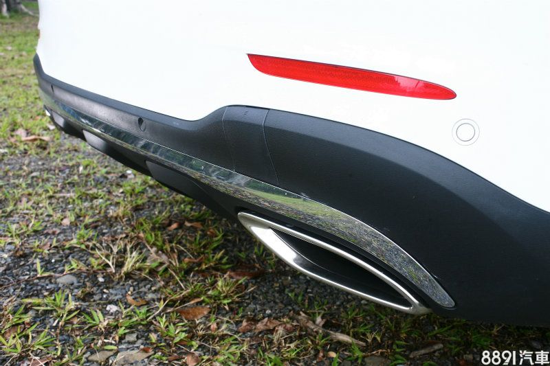 外在除胎圈外,同時披覆上更誘人的AMG Line外觀套件。 外在除胎圈外,同時披覆上更誘人的AMG Line外觀套件。