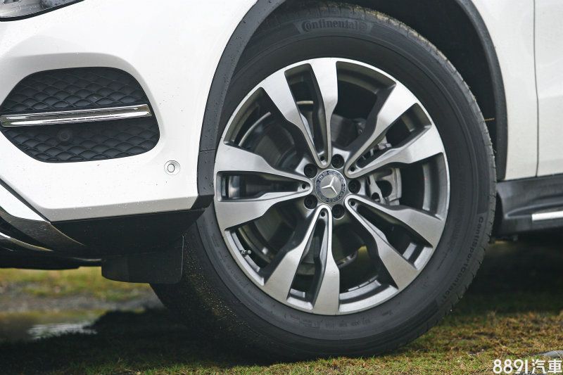 這胎乍看起來沒什麼，其實原廠就標配給GLE Coupe從275/50 R20起跳的巨胎。