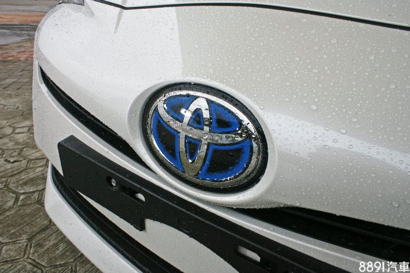 車頭藍色的廠徽,正象徵著代表品牌驕傲的油電複合動力圖騰。 車頭藍色的廠徽,正象徵著代表品牌驕傲的油電複合動力圖騰。