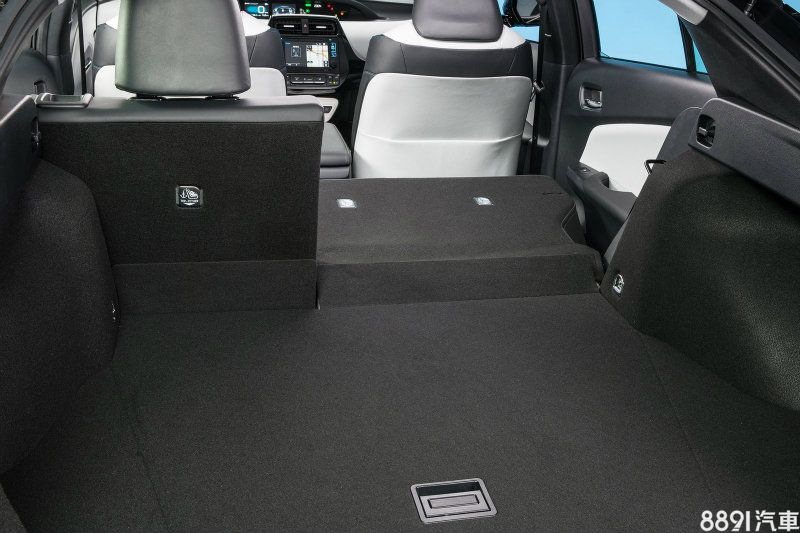 保有掀背車的彈性空間,全新Prius不僅擁有457升的行李廂容積,同時具備六/四分離椅背設計。 保有掀背車的彈性空間,全新Prius不僅擁有457升的行李廂容積,同時具備六/四分離椅背設計。