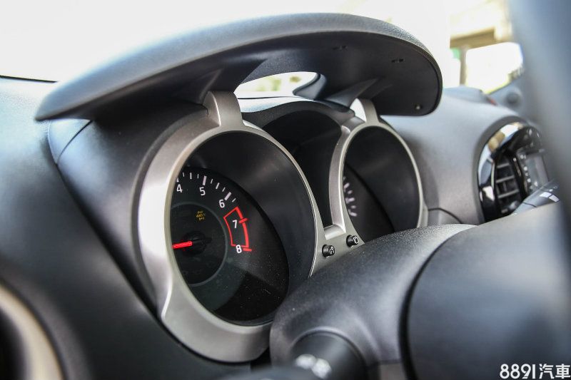 MotoGP冷光儀表板附上行車資訊。