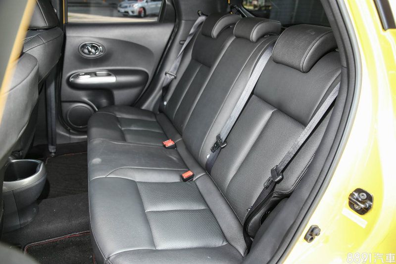 受限於2530mm軸距與車頂線條，後座空間始終不是Juke的強項。